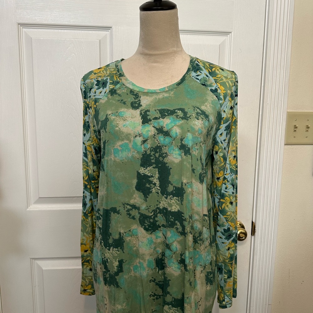 LOGO by Lori Goldstein Green Floral Long Sleeve Blouse